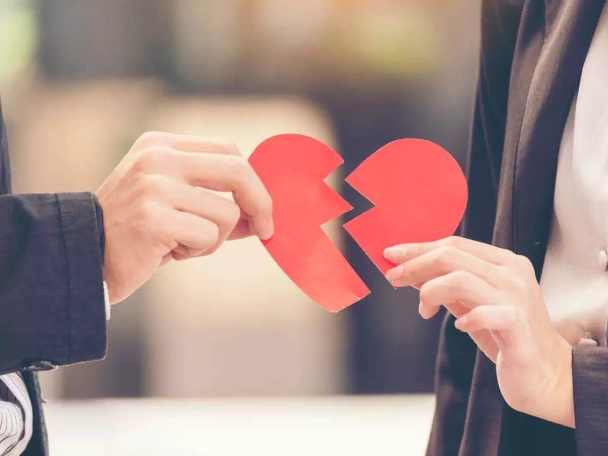 Status thất tình không chỉ là nơi để bạn thể hiện những nỗi đau trong tình cảm mà còn là nơi giúp bạn giải tỏa nỗi buồn đối với tình yêu
