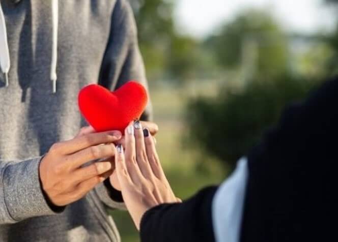 Status từ chối tình cảm nhẹ nhàng và lịch sự sẽ giúp đôi bên tránh khỏi những tình huống xấu hổ
