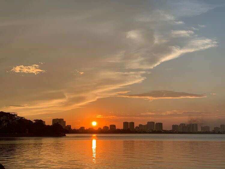 Stt về hoàng hôn vui nhộn và hài hước sẽ góp phần lan tỏa đến mọi người xung quanh những tiếng cười đầy thích thú