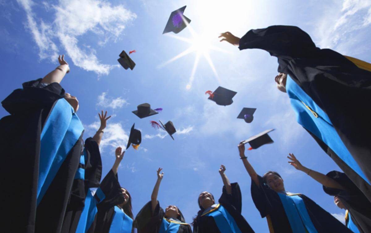 Những stt, caption tốt nghiệp đại học sẽ là nơi để bạn gửi gắm những tâm tư, tình cảm cho tương lai sắp đến