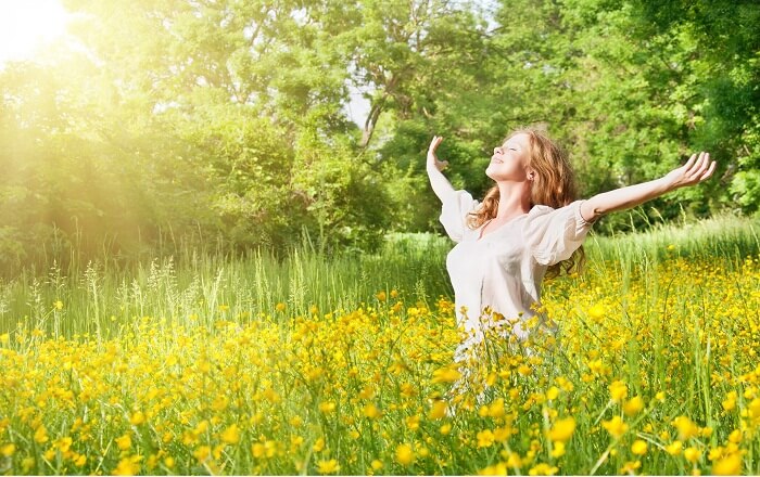 Các caption, stt phụ nữ yêu đời sẽ lan tỏa năng lượng tích cực đến mọi người xung quanh
